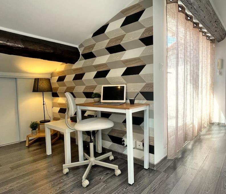 Charme Urbain Sous Les Toits-Terrasse/Clim/Parking Apartment Béziers Exterior foto