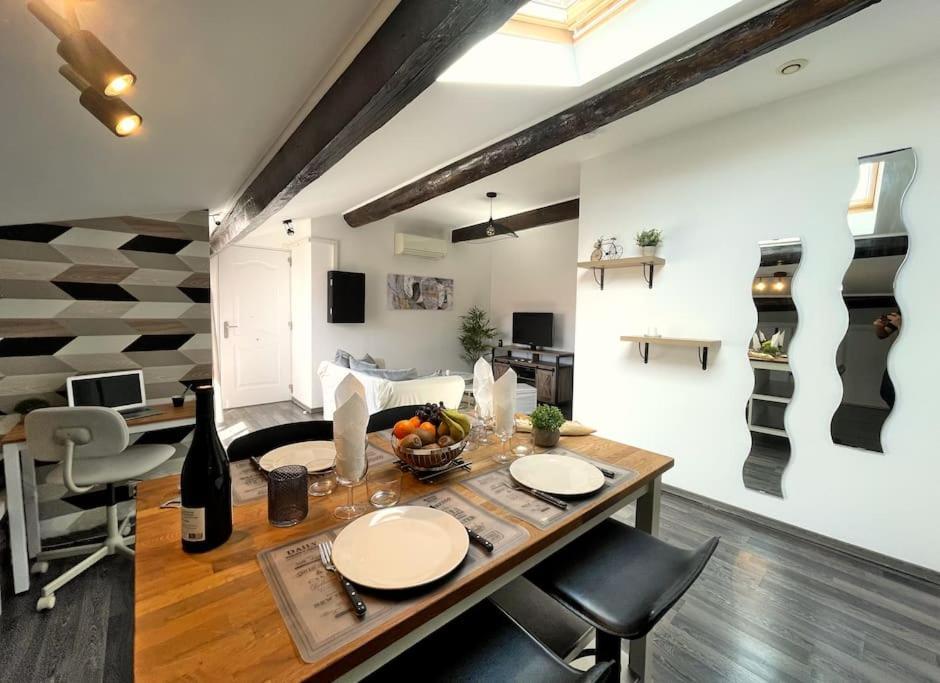 Charme Urbain Sous Les Toits-Terrasse/Clim/Parking Apartment Béziers Exterior foto
