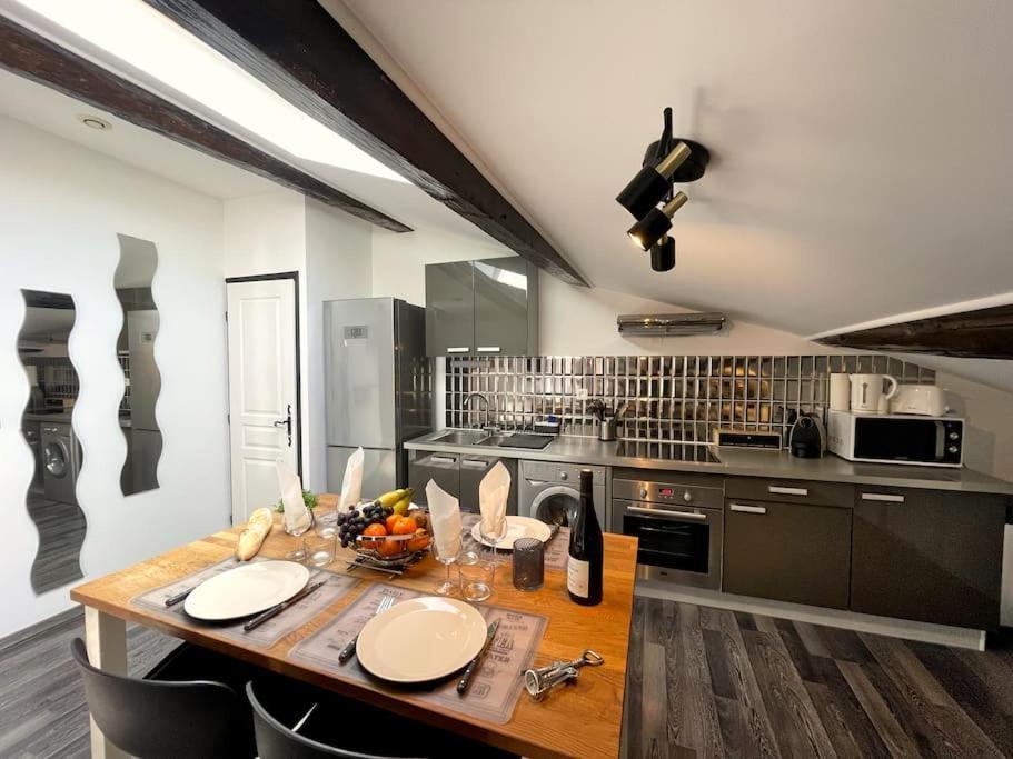 Charme Urbain Sous Les Toits-Terrasse/Clim/Parking Apartment Béziers Exterior foto