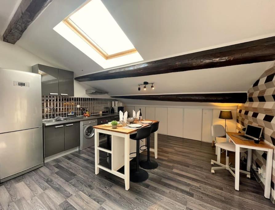 Charme Urbain Sous Les Toits-Terrasse/Clim/Parking Apartment Béziers Exterior foto